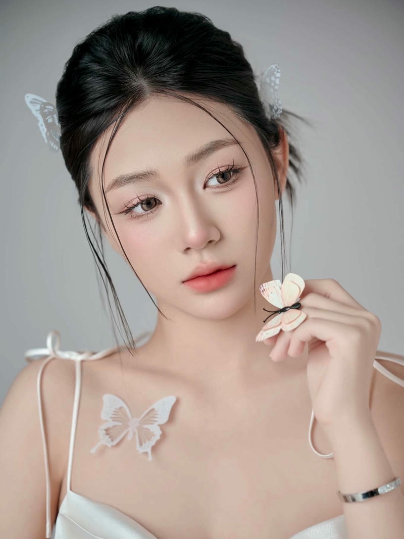 Ảnh Hà Linh thể hiện vẻ ngoài trẻ trung duyên dáng