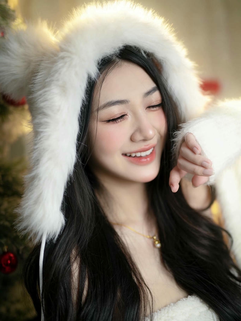 Ảnh Trần Hà Linh mang diện mạo thanh lịch nổi bật