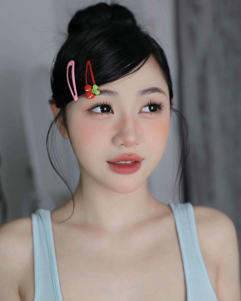 Ảnh Trần Hà Linh thể hiện vẻ đẹp trẻ trung tinh tế