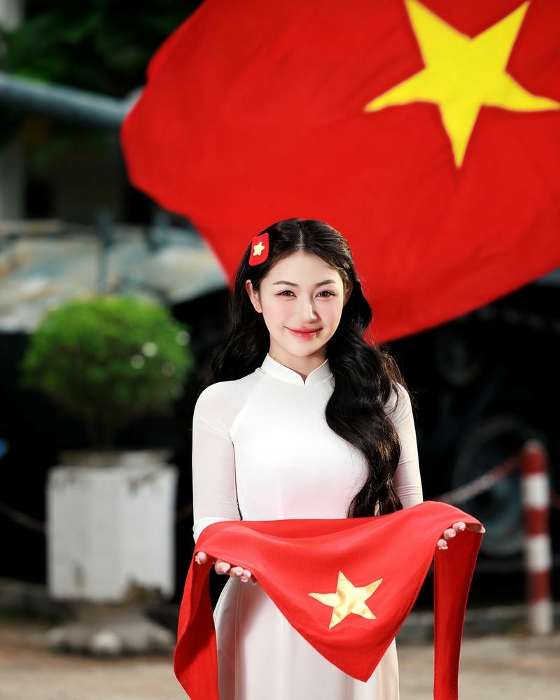 Ảnh Trần Hà Linh với thần thái trẻ trung nổi bật