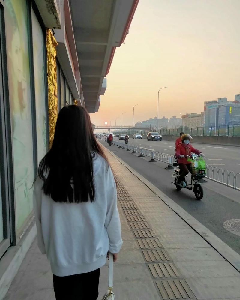 Ảnh cô gái quay lưng với mái tóc thướt tha