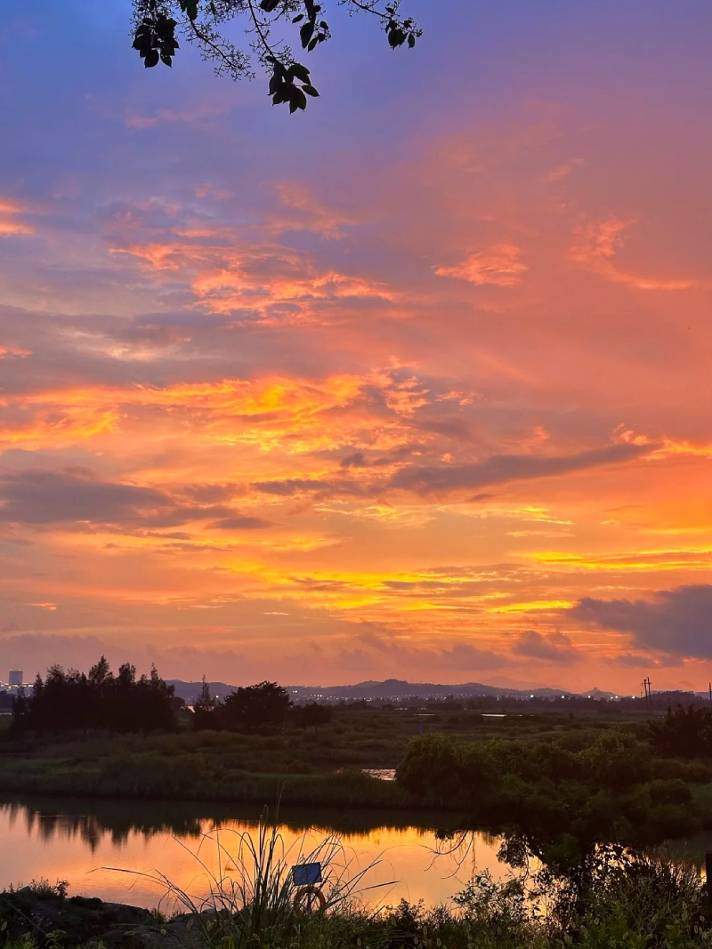 Cảnh hoàng hôn đẹp trên biển