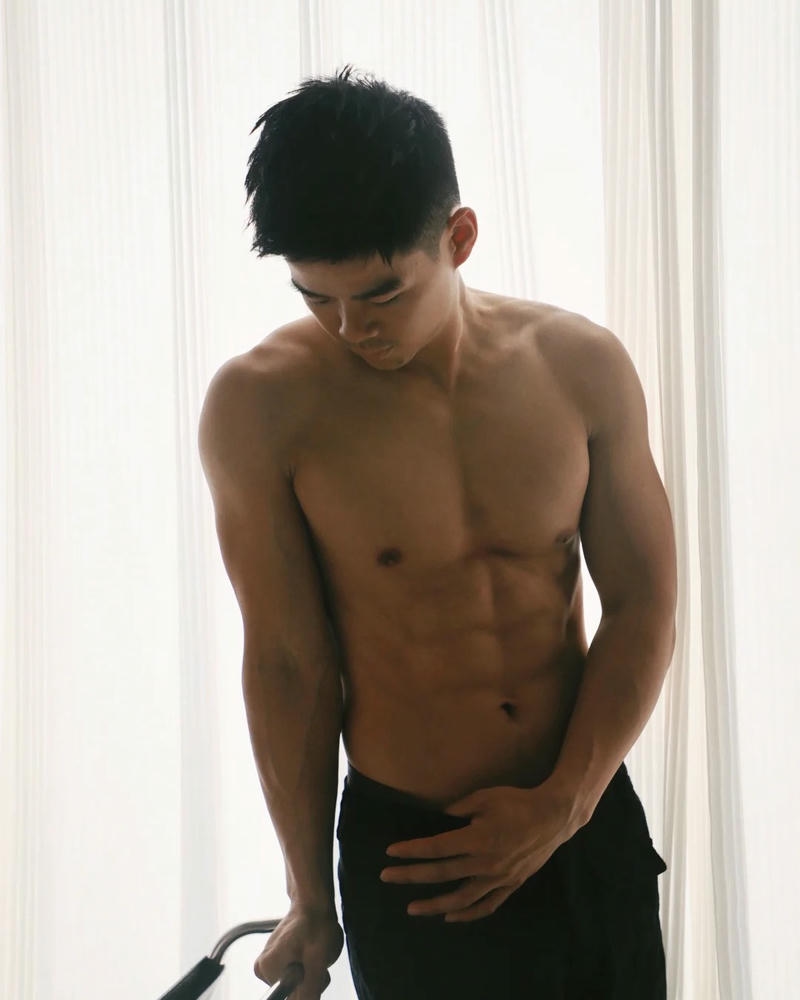 Chàng trai có cơ bụng sáu múi đầy cuốn hút