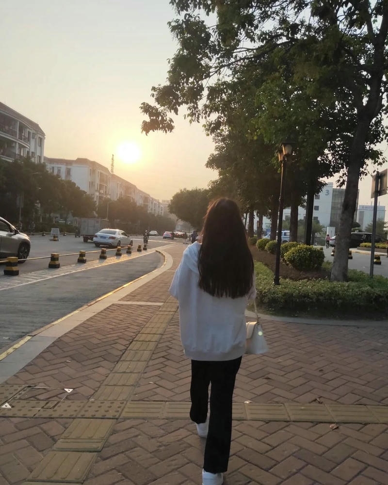 Cô gái hướng lưng về phía sau với dáng vẻ duyên dáng