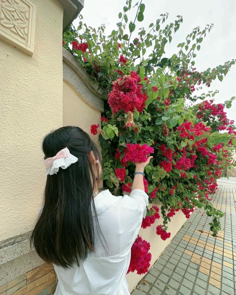Cô gái nhìn từ phía sau với mái tóc mềm mại