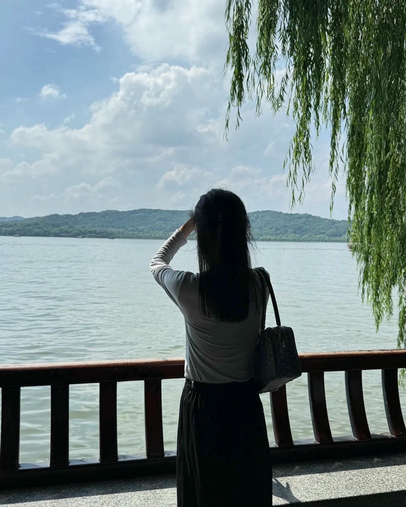 Cô nàng quay lưng mang nét đẹp thanh lịch