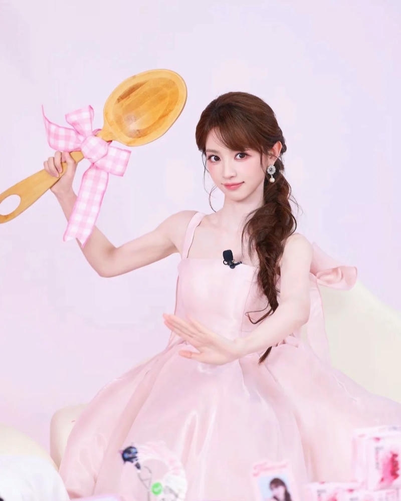 Gái xinh mặc pinky có diện mạo thanh lịch đáng yêu