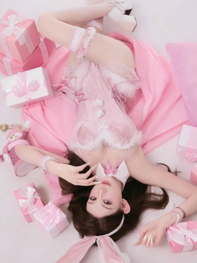 Gái xinh mặc pinky sở hữu thần thái nhẹ nhàng