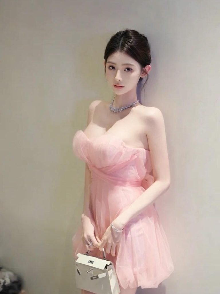 Gái xinh mặc pinky với vẻ ngoài trẻ trung duyên dáng
