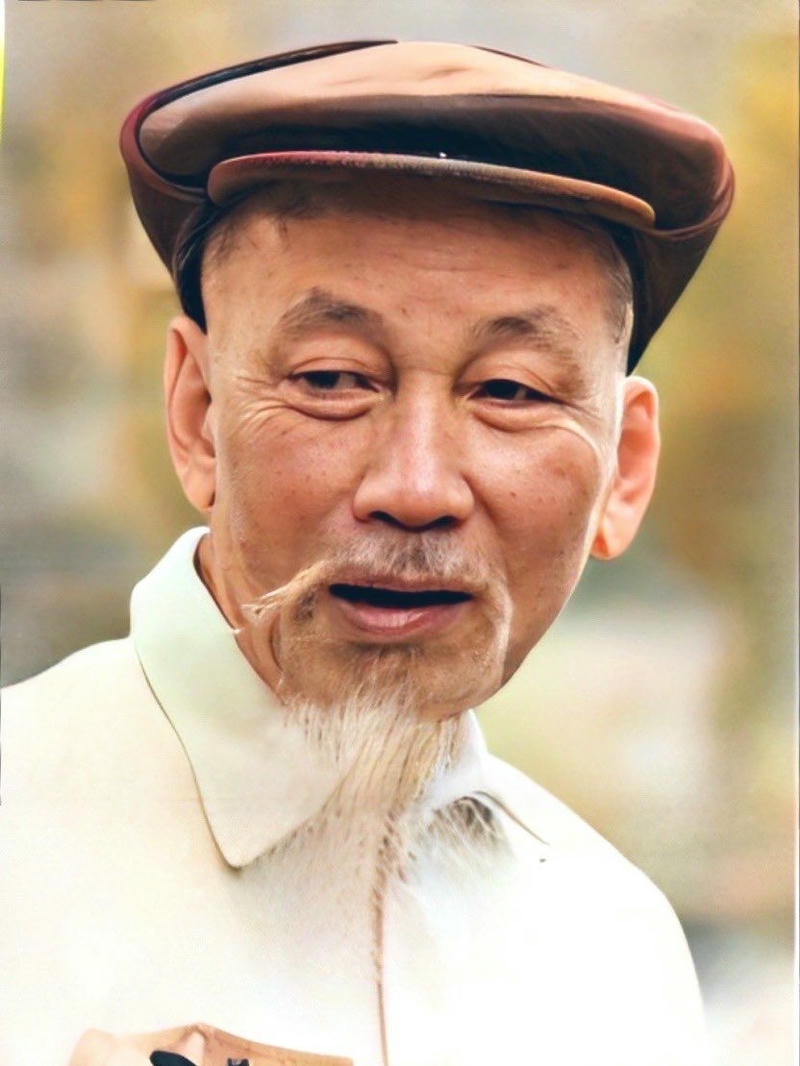 Hình Hồ Chí Minh thể hiện thần thái giản dị gần gũi