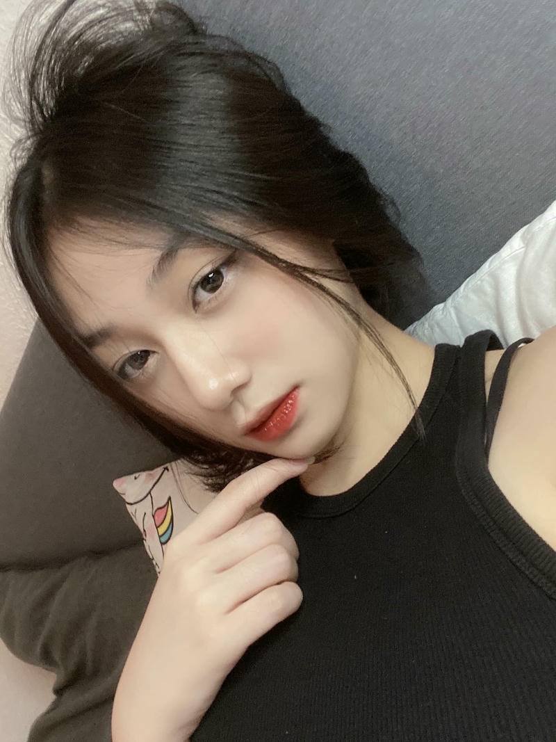 Hình Trần Hà Linh thể hiện thần thái trẻ trung thanh lịch
