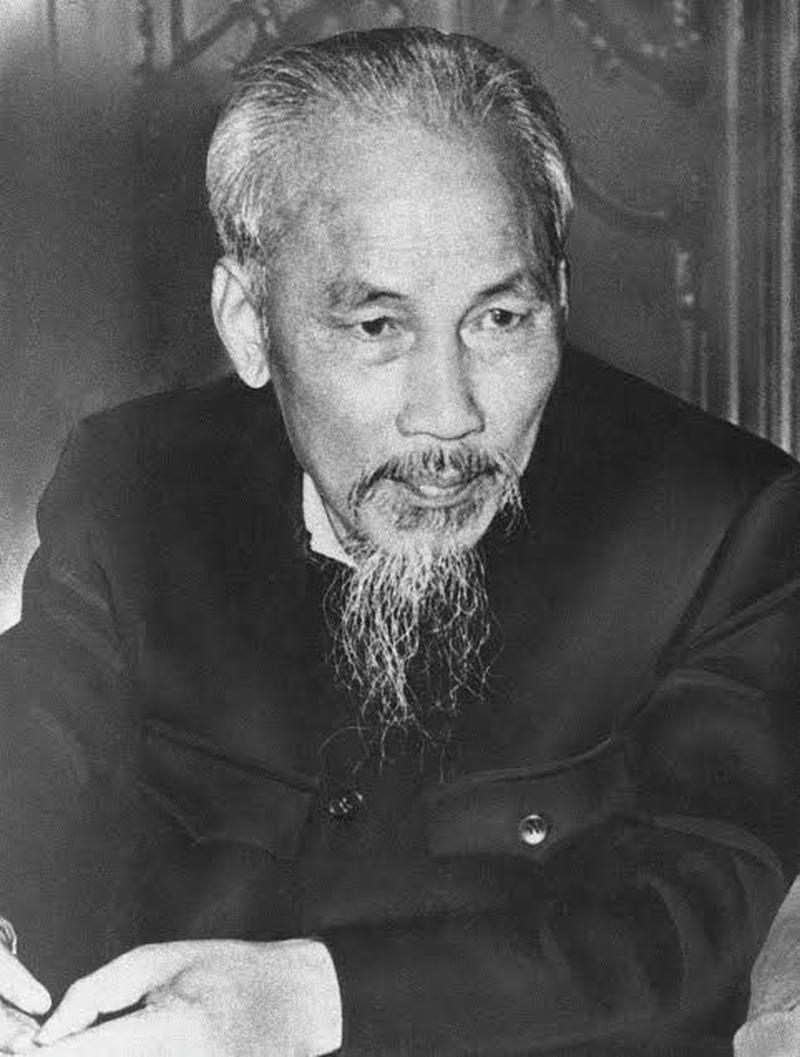 Hình ảnh Chủ tịch Hồ Chí Minh với phong thái thanh lịch