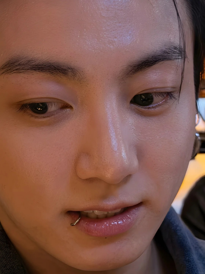 Jungkook với nụ cười tỏa nắng