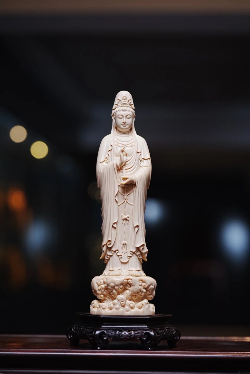 ảnh Quan Thế Âm Bồ Tát cầm bình cam lồ