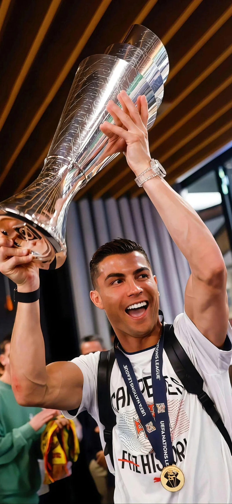 ảnh Ronaldo ăn mừng bàn thắng ngầu