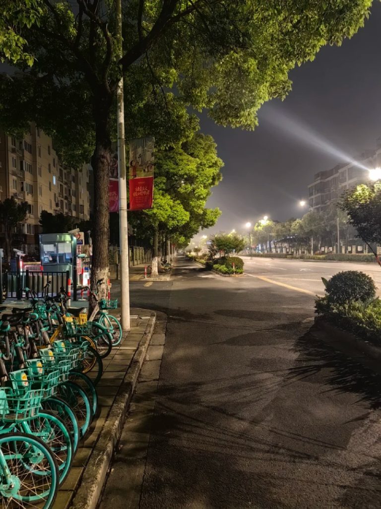 ảnh chill đường phố về đêm khi trời mưa