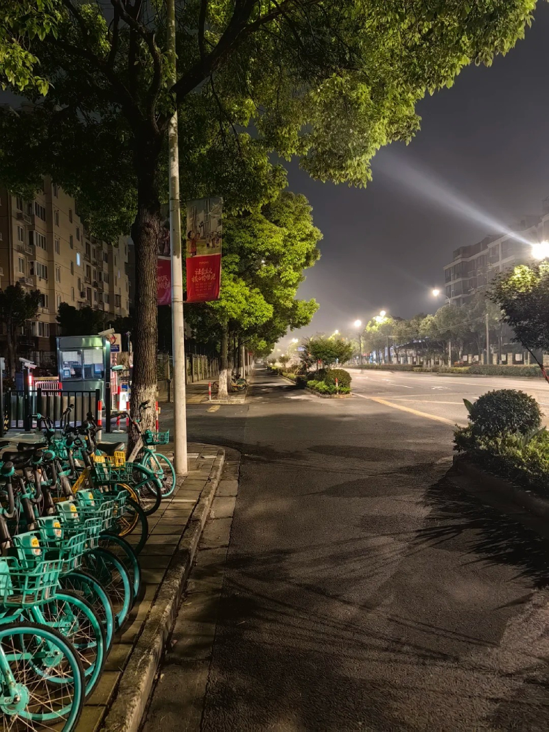 ảnh chill đường phố về đêm khi trời mưa