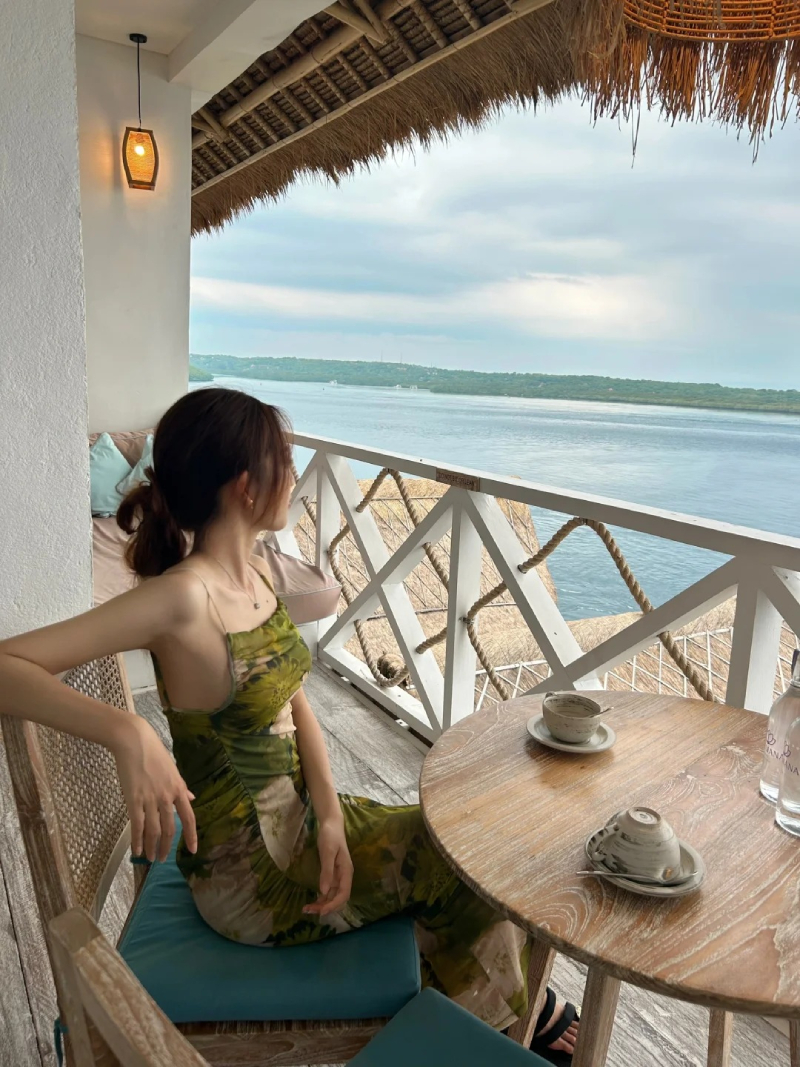 ảnh cô gái che mặt đầy cuốn hút