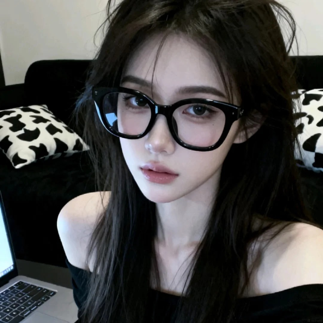 ảnh cô gái đeo kính với nụ cười dễ thương
