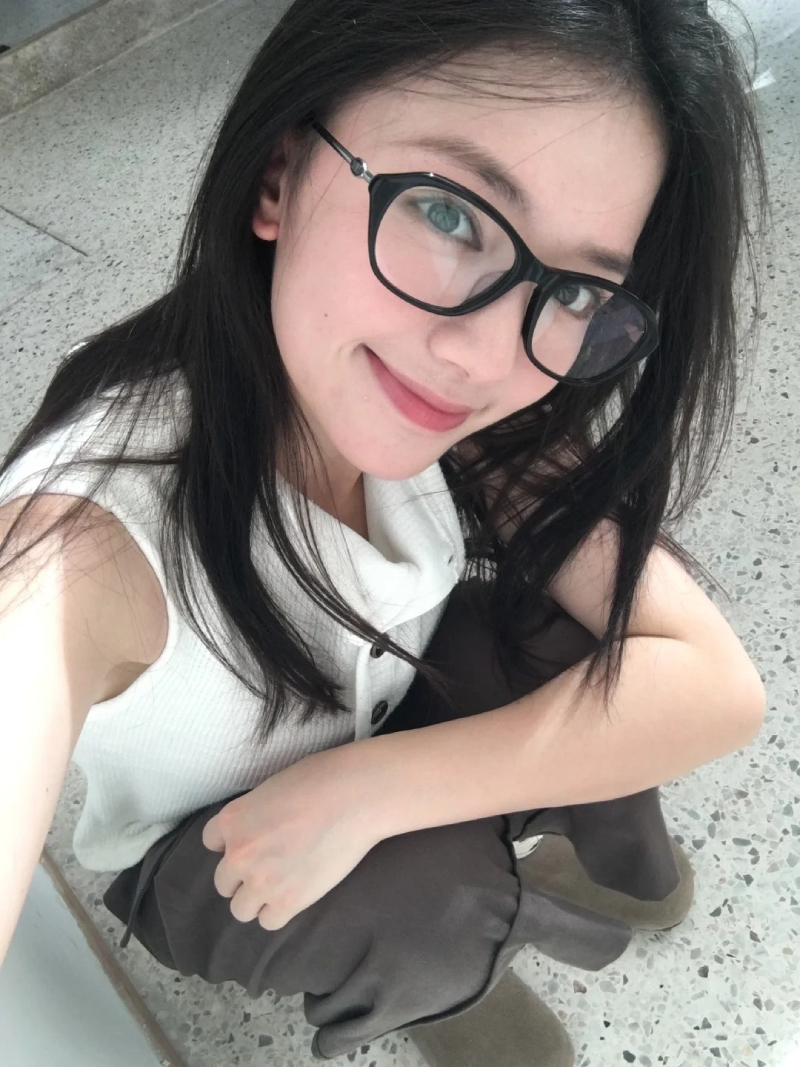 ảnh gái xinh đeo kính cute