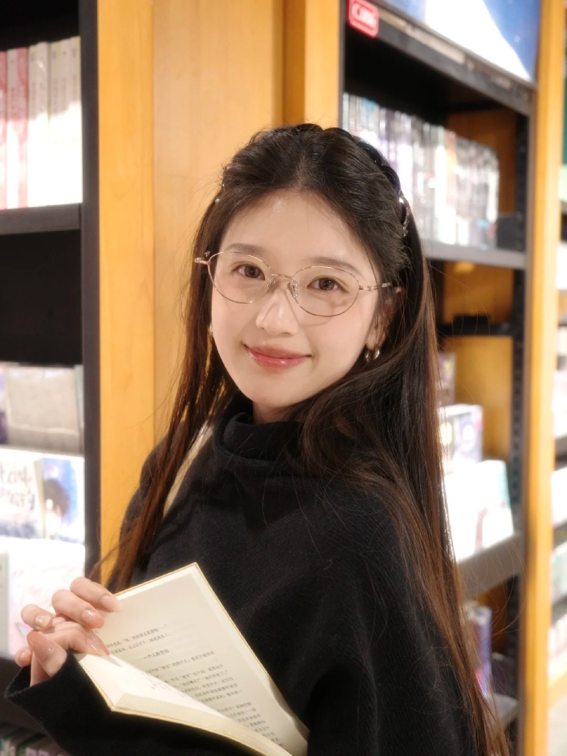 ảnh gái xinh đeo kính đen