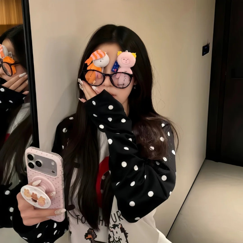 ảnh girl xinh che mặt trước ống kính