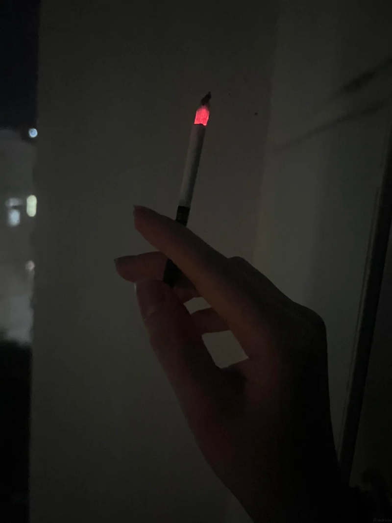ảnh hút thuốc buồn và lạnh lùng