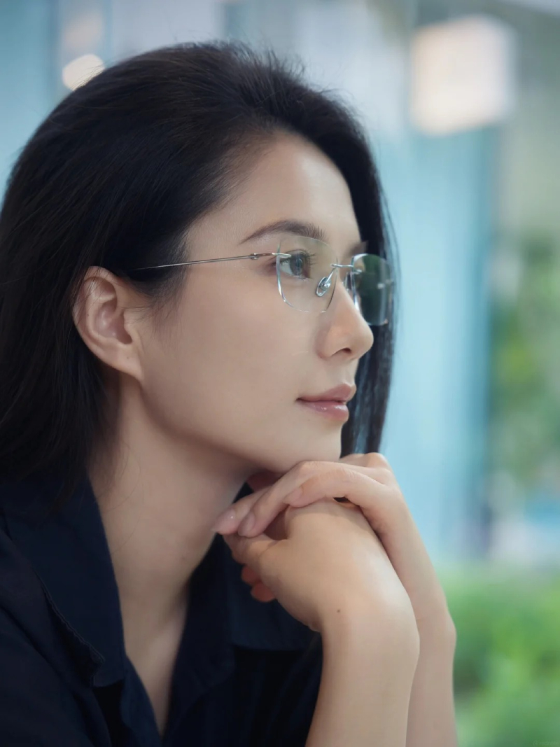 cô gái trẻ xinh đẹp đeo kính