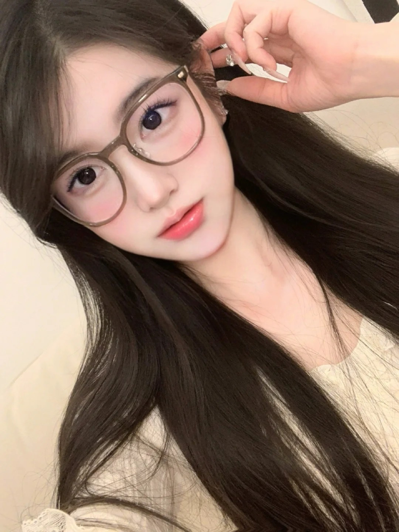 cô nàng xinh đẹp đeo kính cận