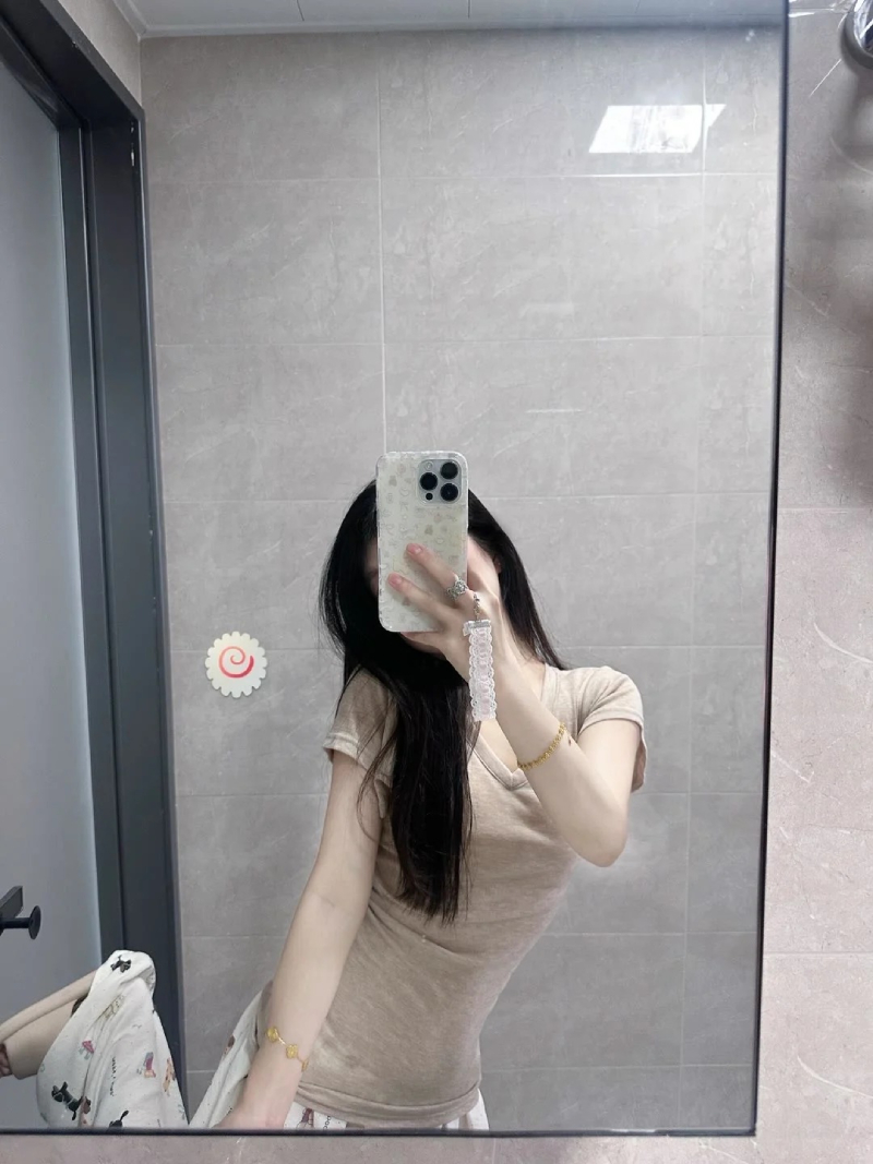 gái đẹp tạo dáng che mặt