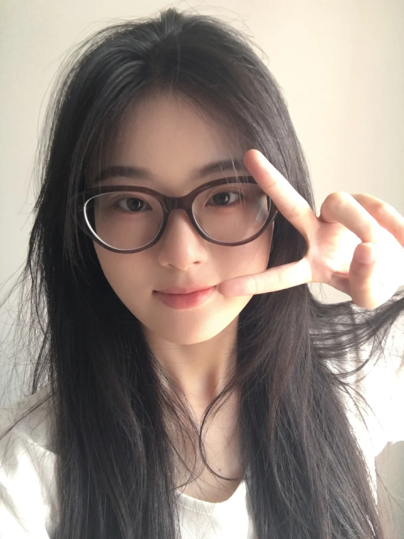 gái trẻ xinh đẹp mang kính thời trang