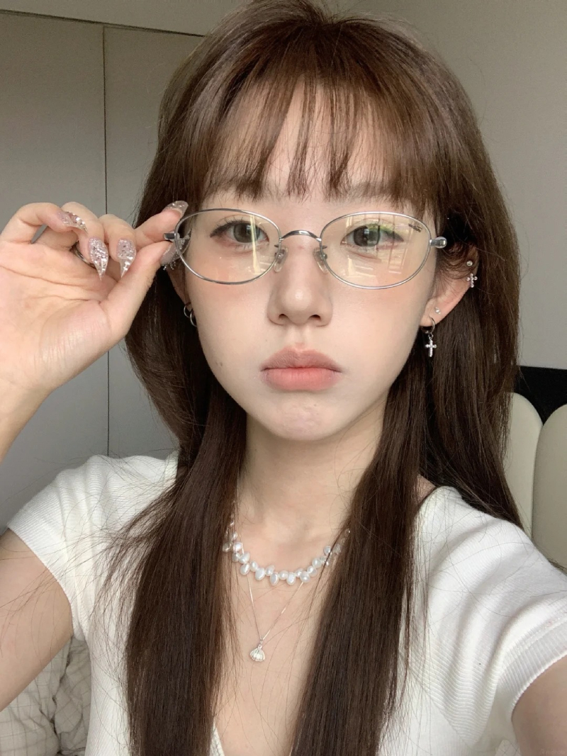 gái xinh đeo kính với vẻ ngoài dễ thương