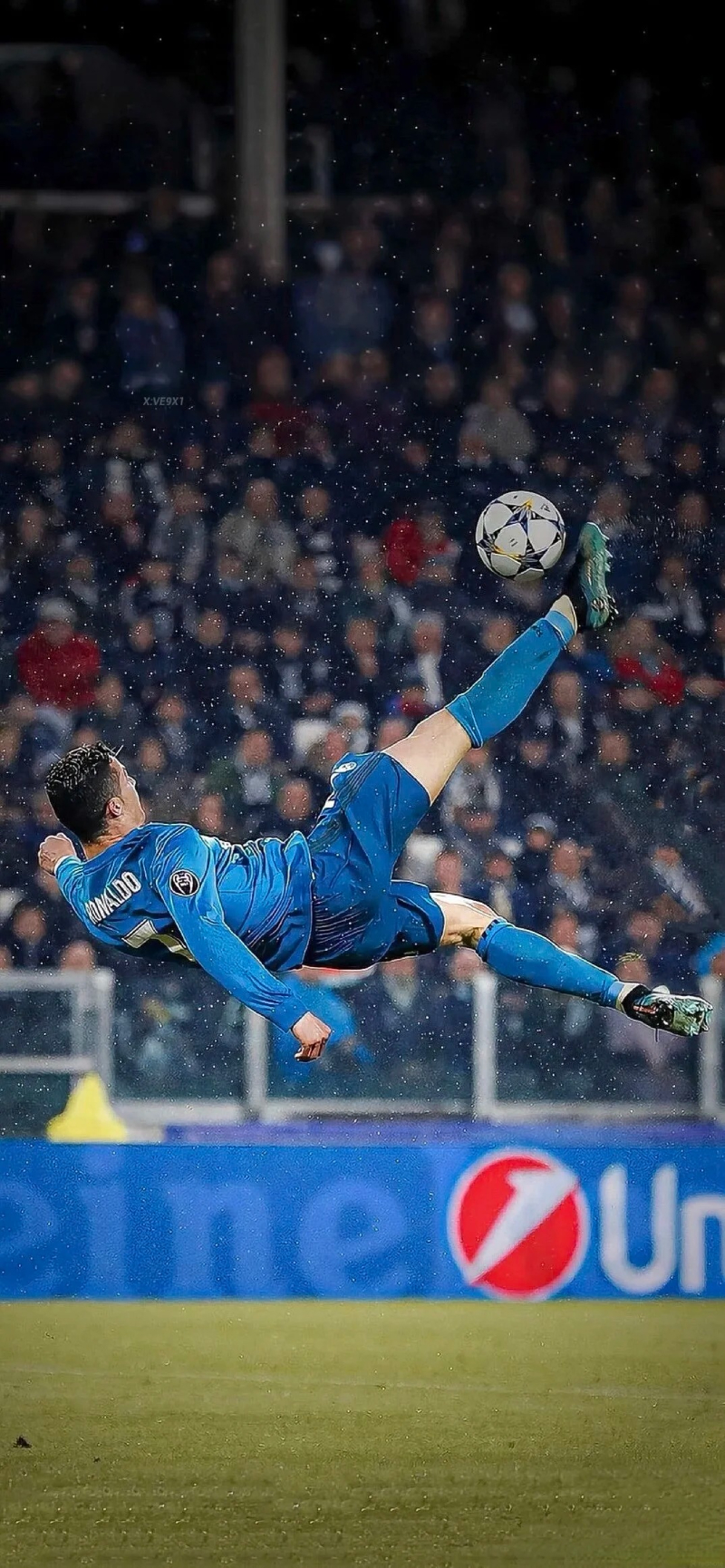 hình ảnh Ronaldo trên sân bóng
