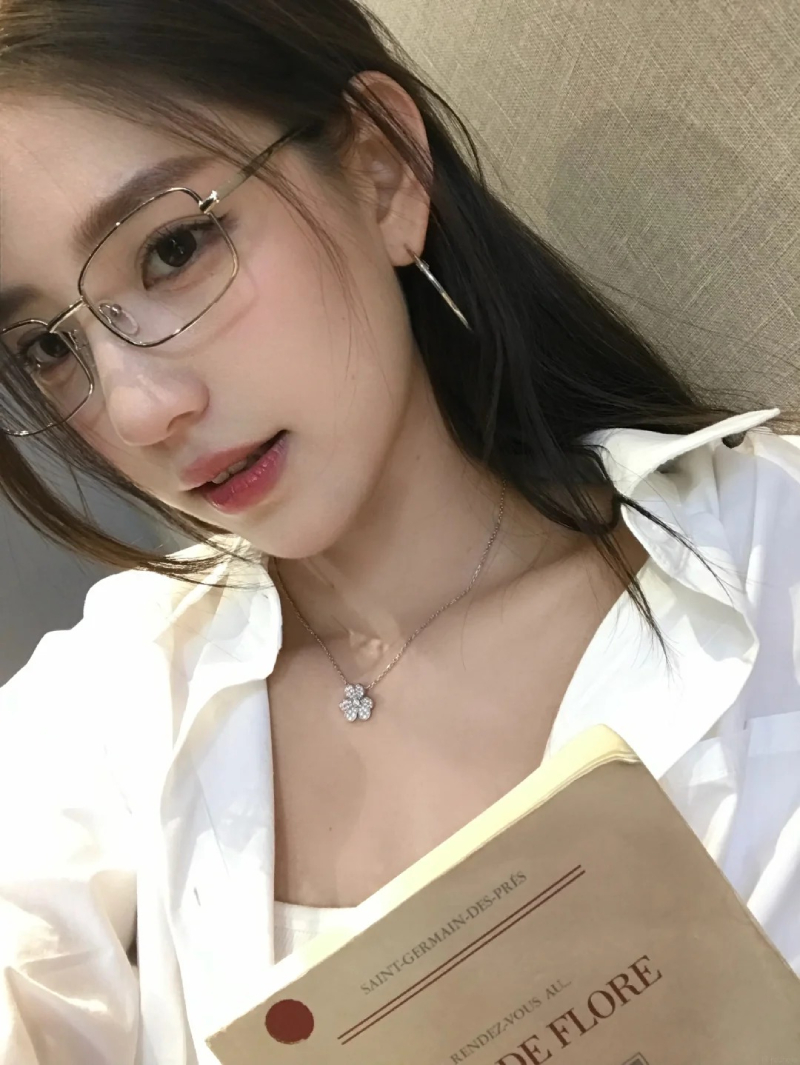 hình ảnh cô gái đeo kính đáng yêu