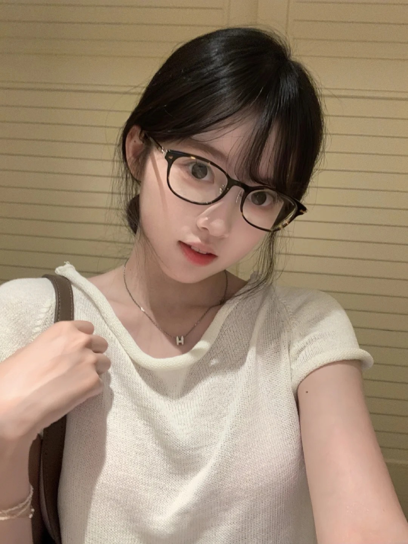 hình ảnh gái xinh đeo kính cận