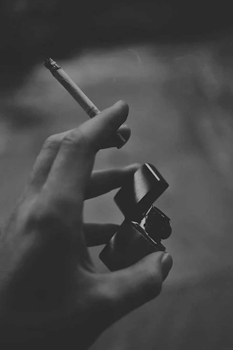 hình ảnh người ngồi một mình giữa màn đêm