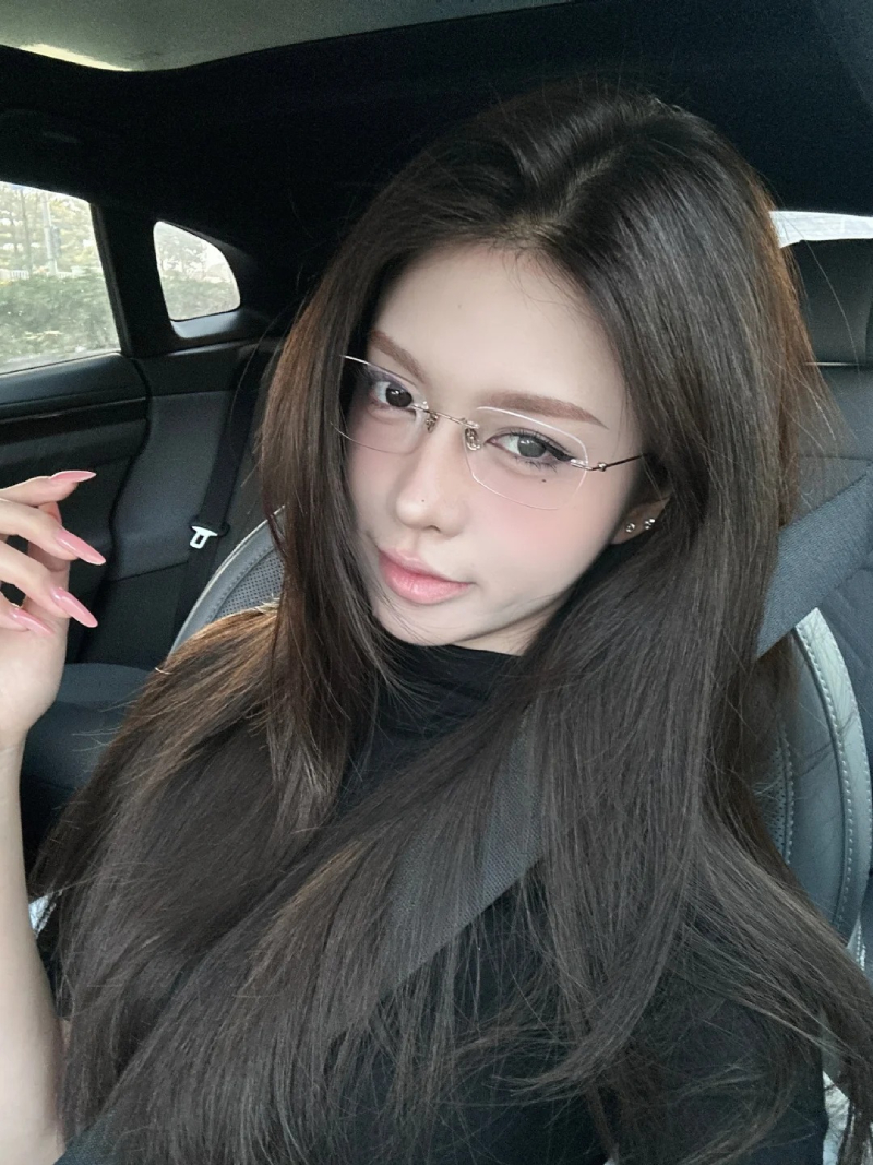 hình gái đẹp đeo kính dễ thương