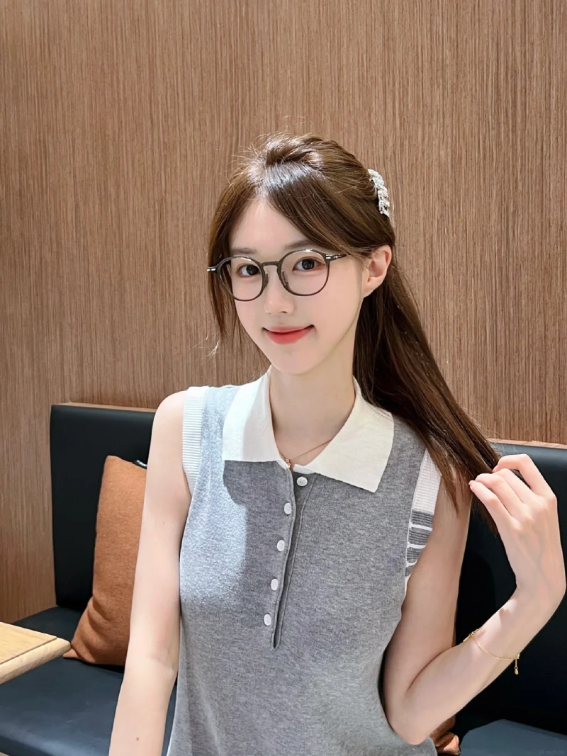 hình gái xinh đeo kính cận