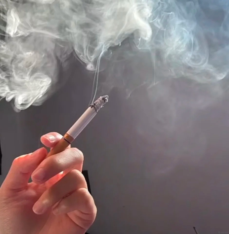 khói thuốc trong đêm cô đơn