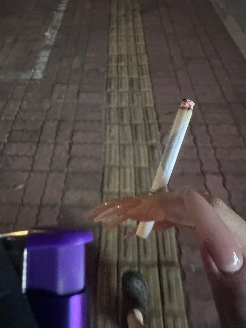 người hút thuốc ngồi một mình đầy tâm trạng
