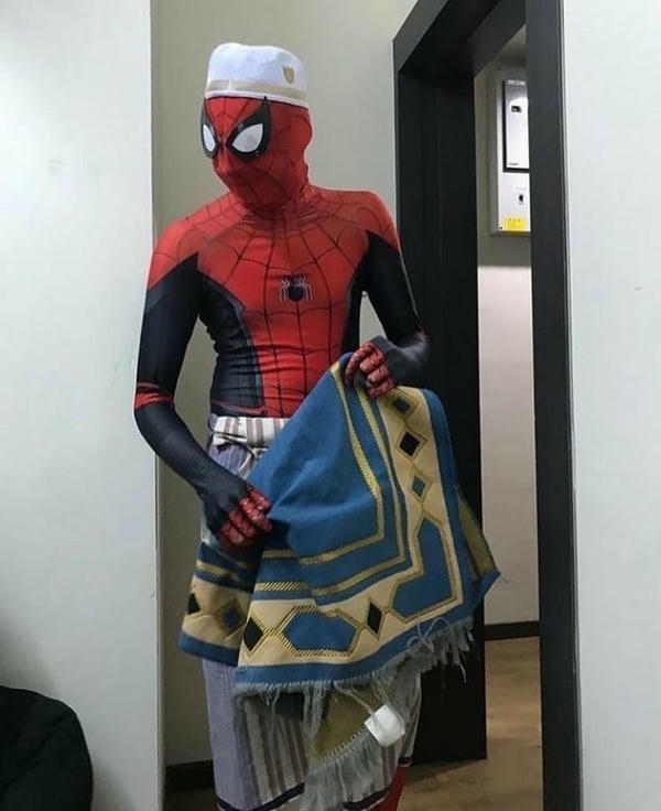 Spider man meme mang vẻ mặt bối rối đáng yêu