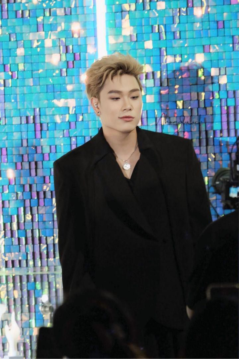 ảnh Dương Domic với outfit thời trang
