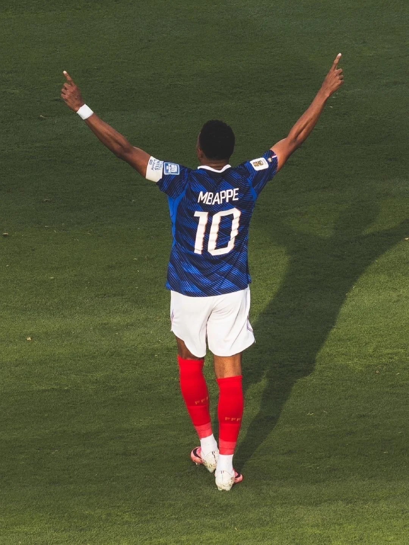 ảnh Mbappe đẹp nhất phong cách bóng đá