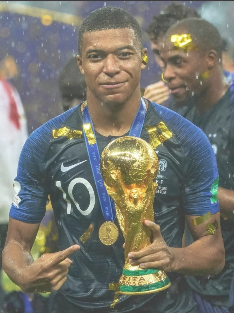 ảnh Mbappe đẹp nhất trong màu áo Pháp
