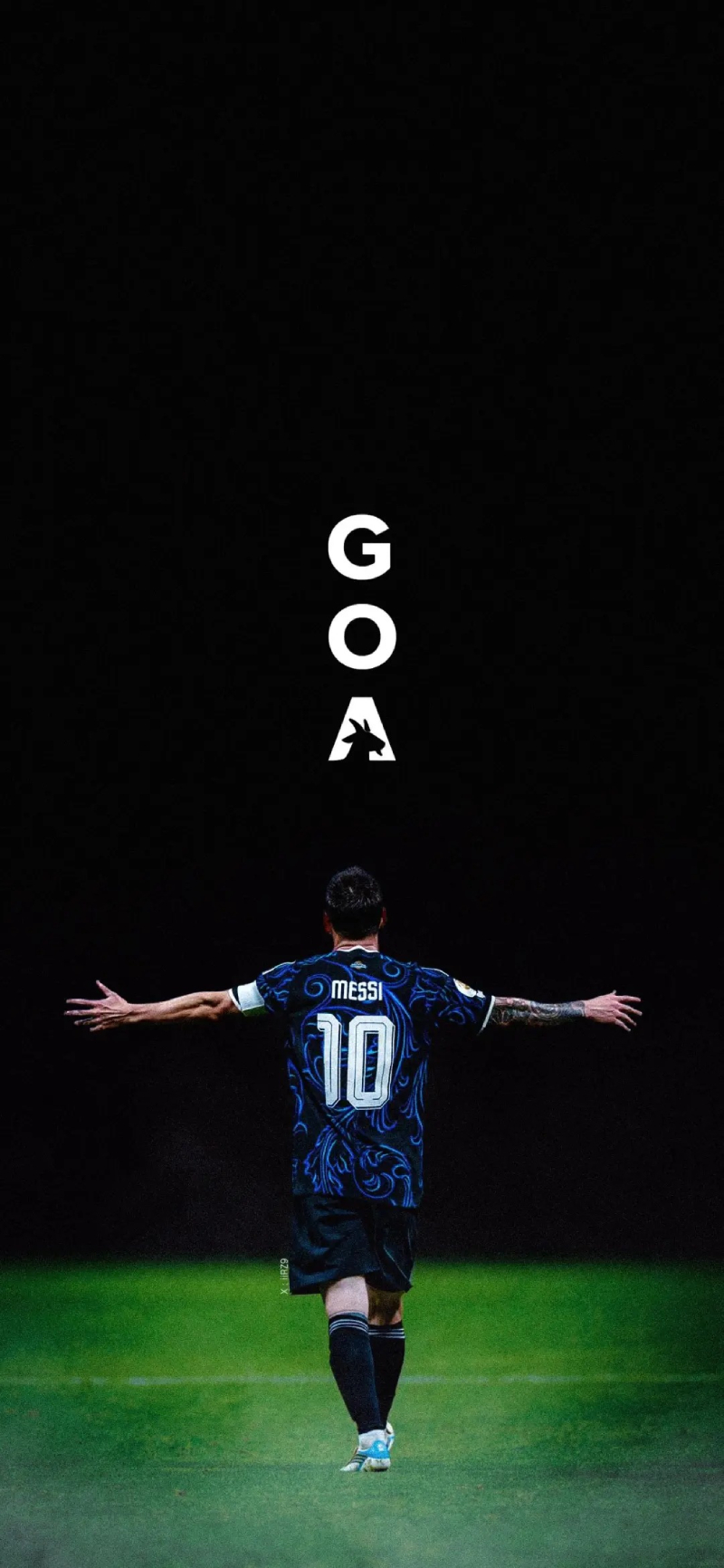 ảnh Messi cầm bóng trên sân
