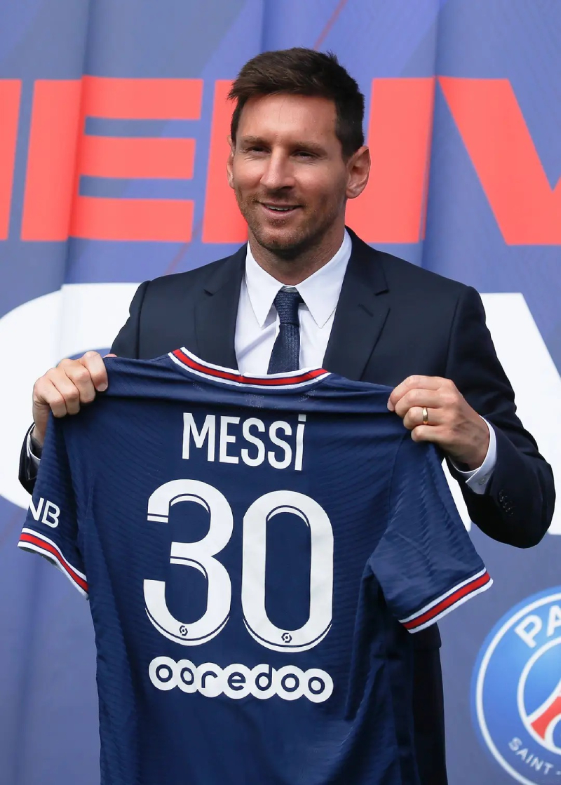 ảnh Messi nâng cao chiếc cúp