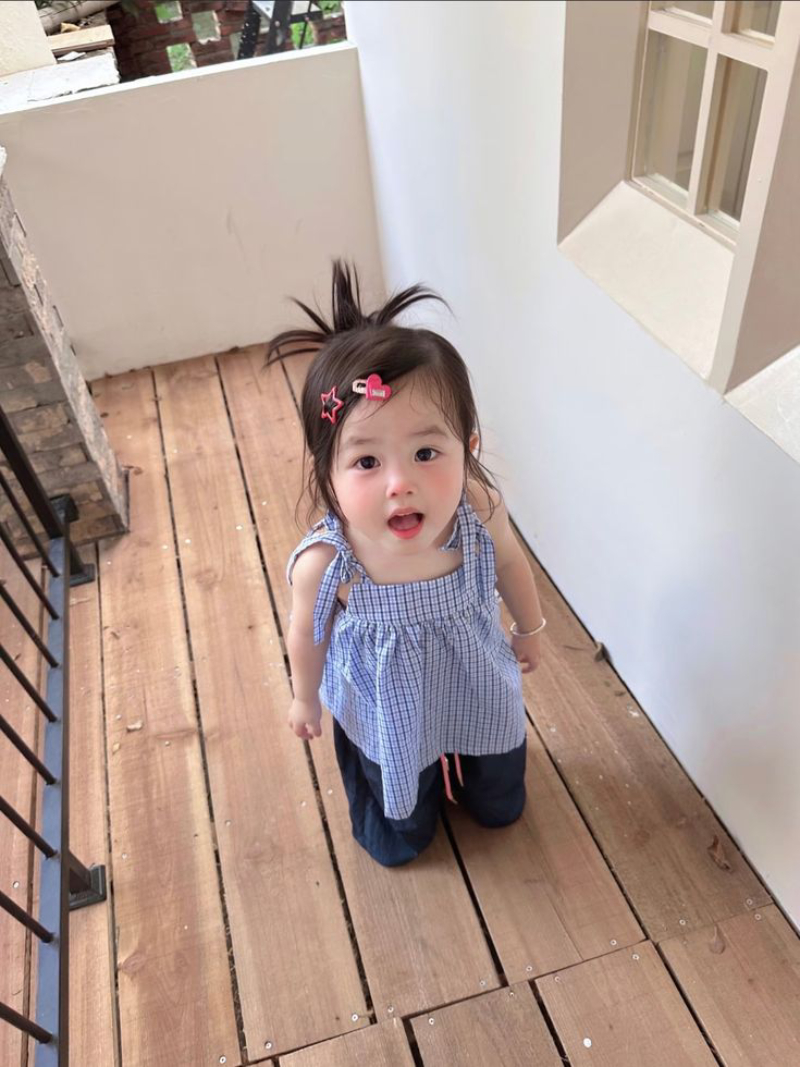 ảnh bé con dễ thương với biểu cảm đáng yêu