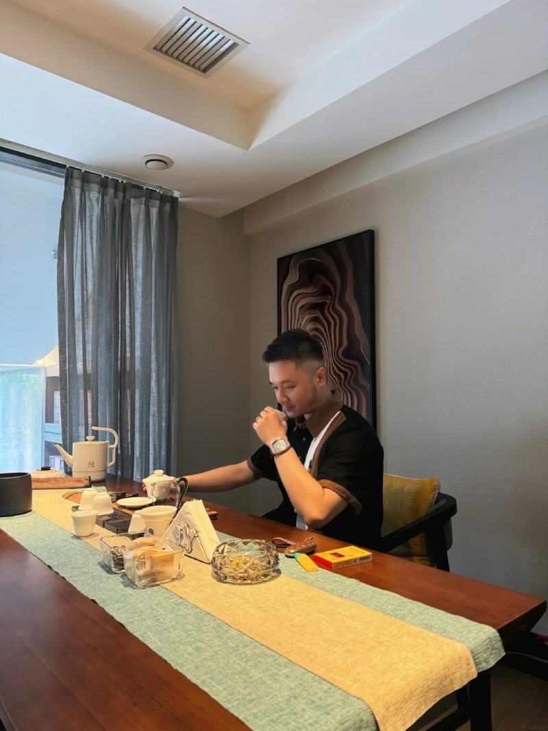 ảnh chàng trai vest đen sang trọng