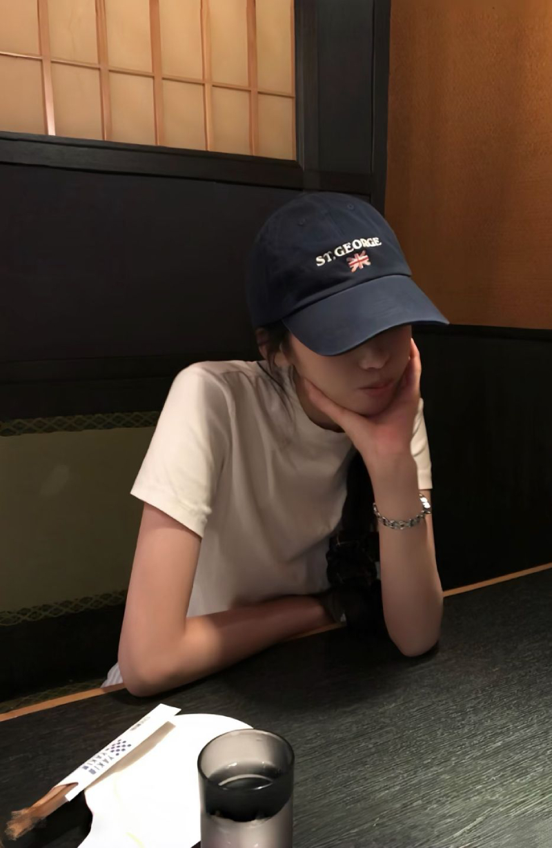 ảnh che mặt với outfit thường ngày