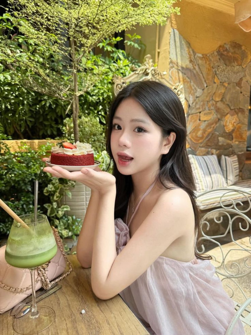 ảnh cô gái trẻ với phong cách nhẹ nhàng